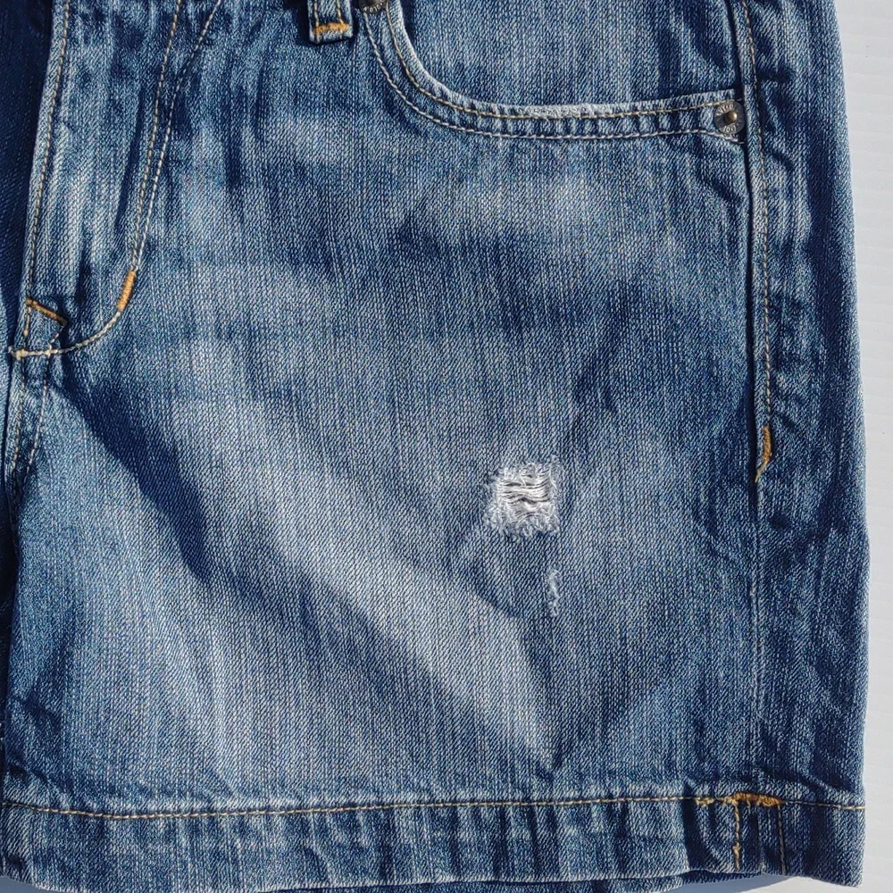 🌜OLD NAVY Mid-Rise Distressed Shorts in Medium Dark Wash - Picture 5 of 16